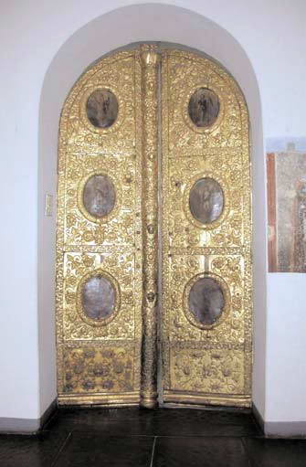 Мідні позолочені двері входу до собору…