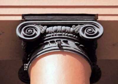Капітель колони центрального портика
