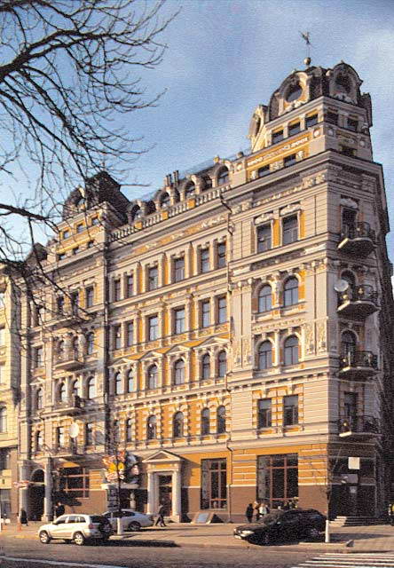 Фасад по вул. Б. Хмельницького