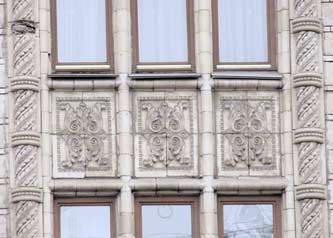 Рельєфи на фасаді