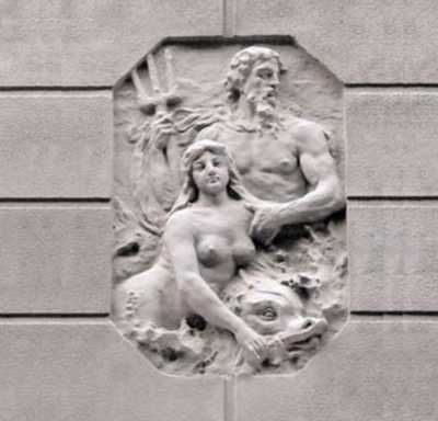 Рельєф на фасаді (море)