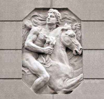 Рельєф на фасаді (вершник)