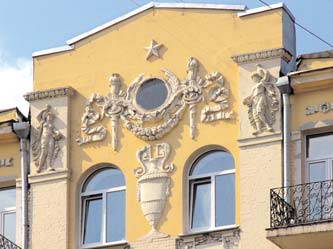 Фрагмент 6-го поверху головного фасаду