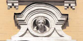 Фронтон із бюстом