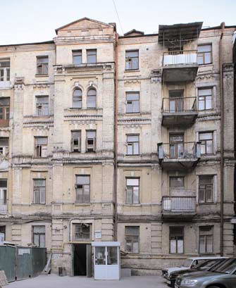 Головний фасад (№ 17б)