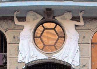 Вікно над входом