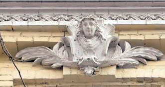 Скульптурна прикраса над вікном