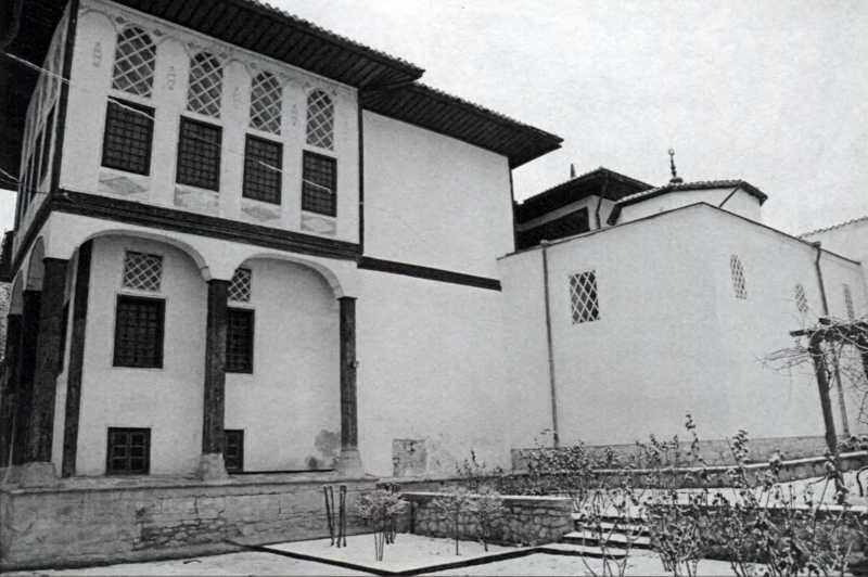 Південна частина головного корпусу. Ліворуч на першому поверсі – вікна… 2013 р. Вигляд з південного заходу