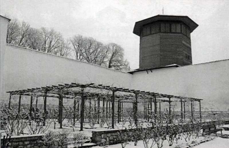 Вигляд з північного заходу. На передньому плані – перголи з виноградом і… 2013 р. Двір гарема з видом на…