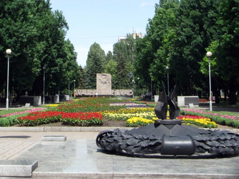 Фото 2013 Алея Слави, 1965 (іст., мист.). Просп. Соборний, 206, поряд з… Алея Слави (№ 206)