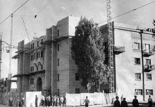 1950 р. Будинок-вставка у процесі…