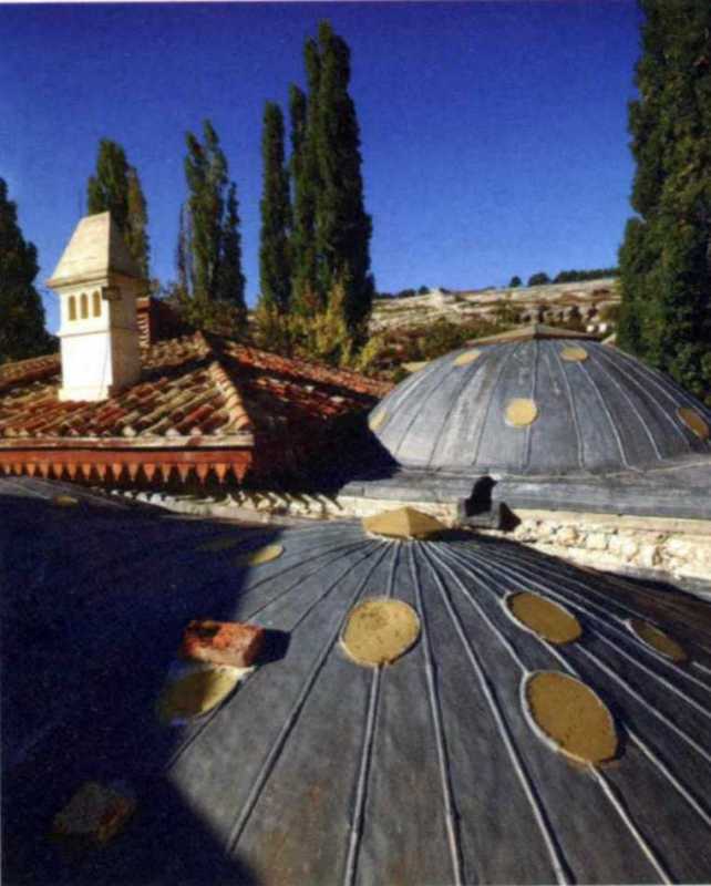 Свинцеві покрівлі куполів лазні Сари-Гюзель відновлено під час реставрації… 2012 р. Свинцеві покрівлі куполів