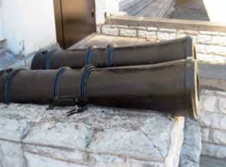 Гармати козацьких часів біля головного…