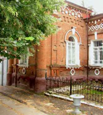 Ліва частина головного фасаду