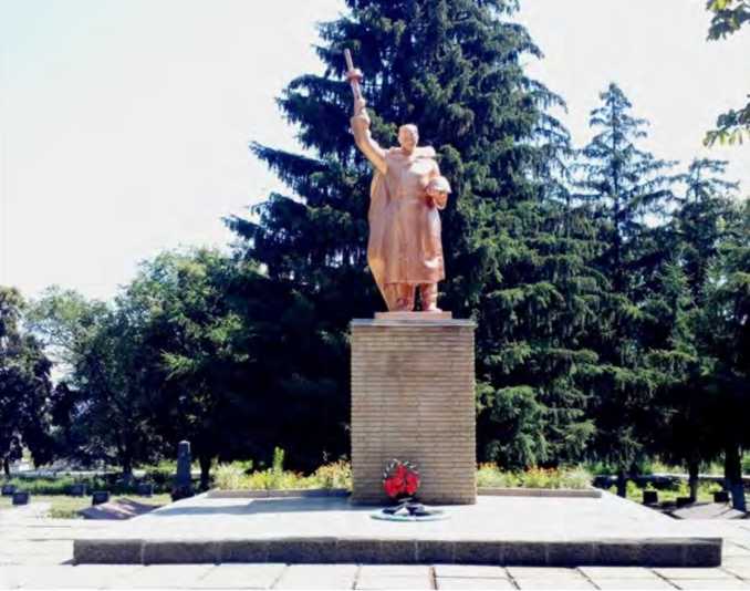 Скульптура воїна при вході Меморіальний комплекс загиблим у… Меморіальний комплекс