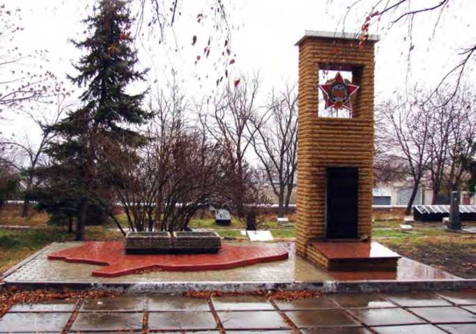 Пам’ятний знак учасникам локальних війн, 2010 (іст.). На підвищенні, на… Пам’ятний знак учасникам локальних війн