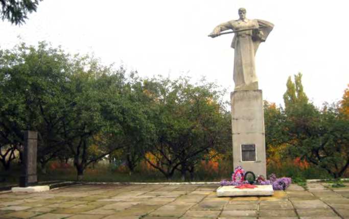 Братська могила радянських воїнів і партизанки 1942 – 43, 1950 (іст.). Вул.… Братська могила радянських воїнів