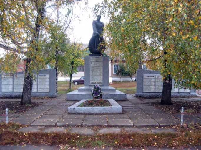 Братська могила радянських воїнів 1942 – 43, 1943, 1947, 1951 (іст.). Вул.… Братська могила радянських воїнів