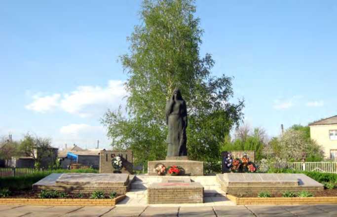 Братська могила радянських воїнів 1942 – 43, 1946 (іст.). Вул. Червона, 2 б.… Братська могила радянських воїнів