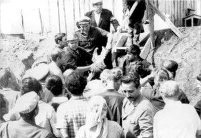 Мал. 16. Натовп людей, які прийшли…
