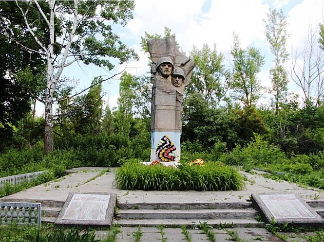 Джерело: Звід пам’яток історії та культури України. Харківська область.… Братська могила радянських воїнів