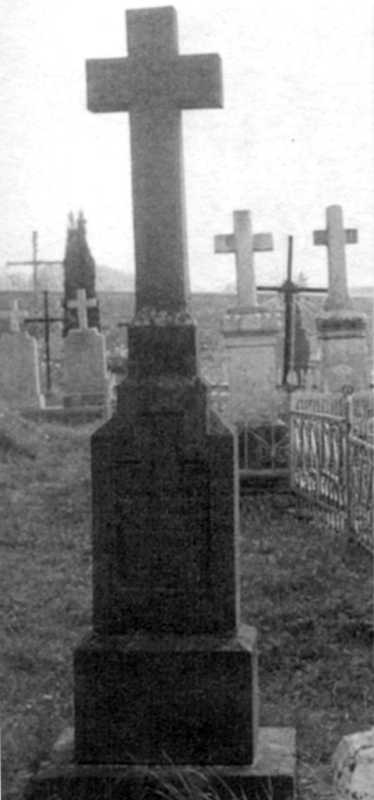 Хрест на цвинтарі