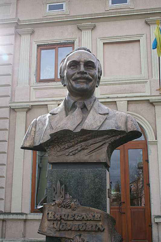 2016 р. Бюст В. Чорновола. Вигляд з…