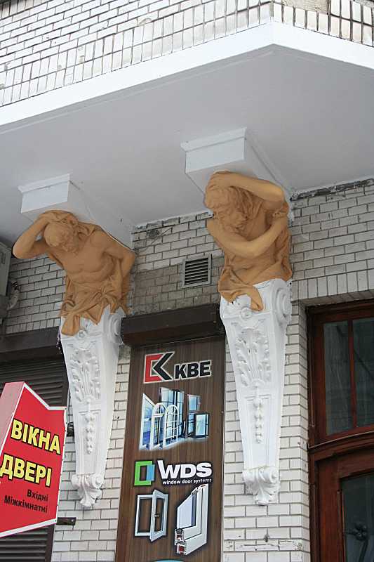 2017 р. Скульптурні конслоі балкона