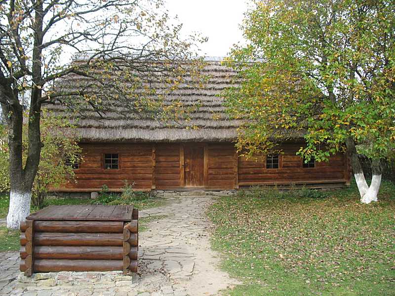 2014 р. Криниця на тлі хати