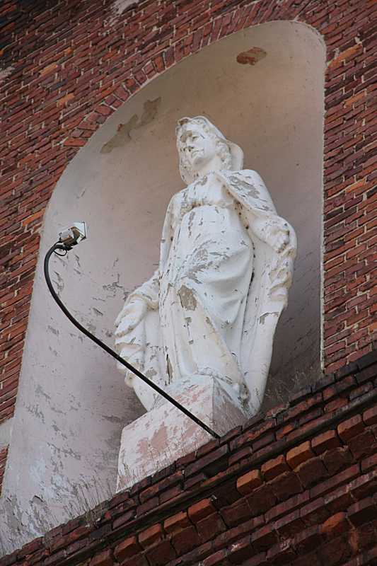 Скульптура богородиці милосердної