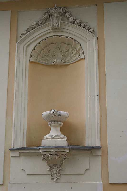 Ніша з чашею на бічному фасаді