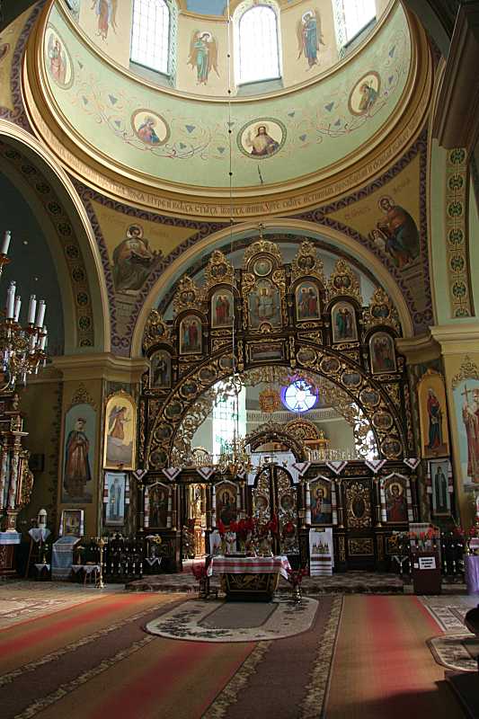 Інтер’єр з видом на іконостас