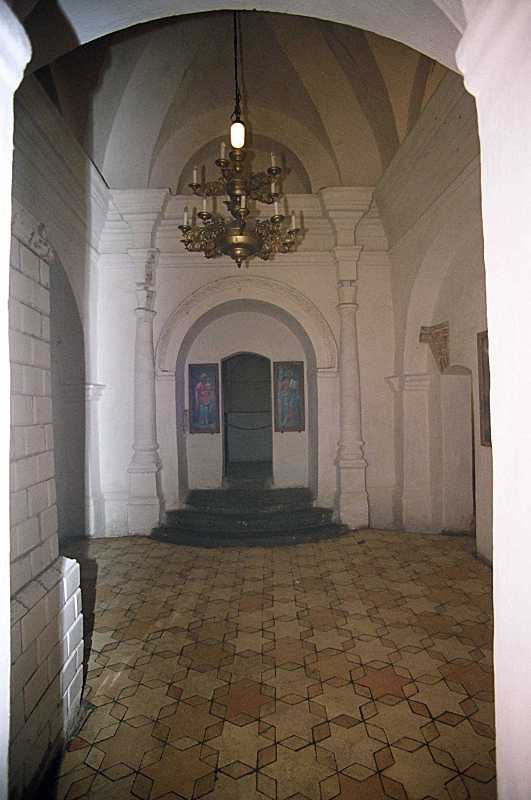 2002 р. Інтер’єр крипти з видом на…