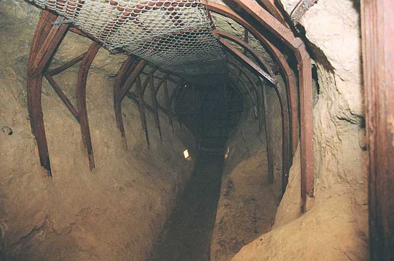 2002 р. Інтер’єр печерного проходу