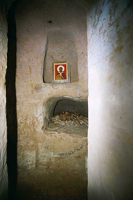 2002 р. Інтер’єр ніші з похованнями