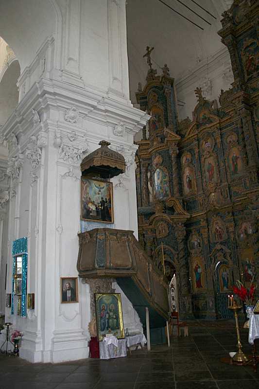 2005 р. Кафедра проповідника і ліва…