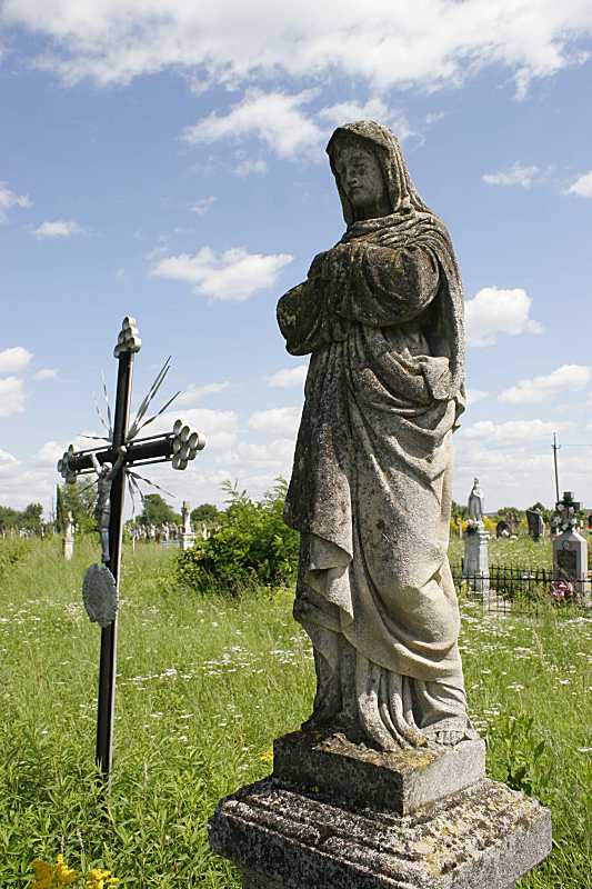 2011 р. Надгробок зі скульптурою святої