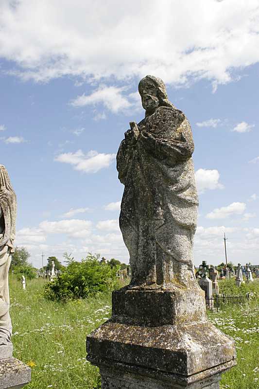 2011 р. Надгробок зі скульптурою святого