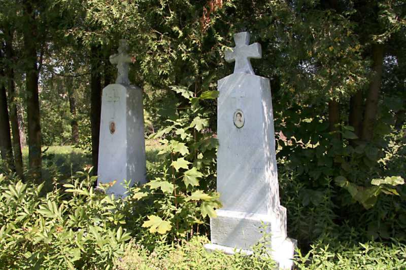 Два надгробки