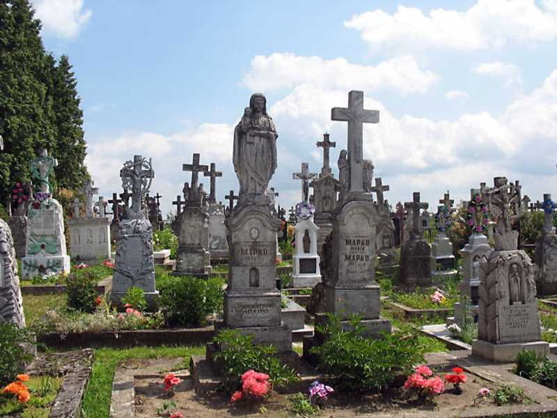 Фото Зенона Боровця, 3 червня 2012 р. В центрі – два надгробки родини Марко:… Цвинтар
