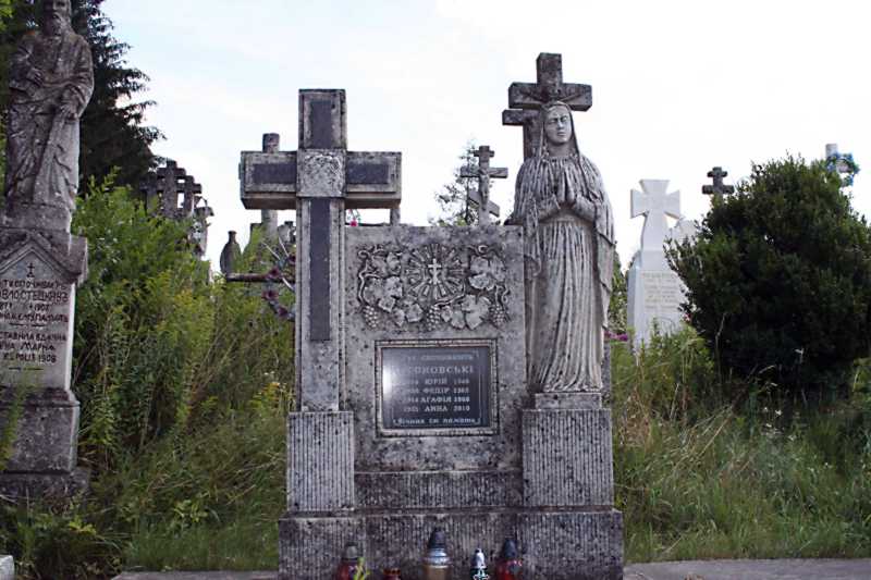 Надгробок родини Огоновських