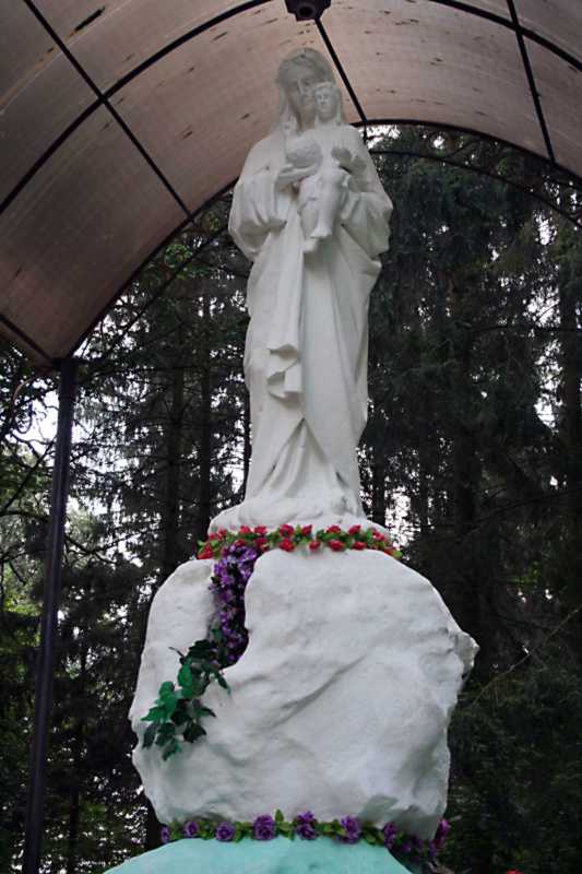 2017 р. Постать богородиці та Ісуса