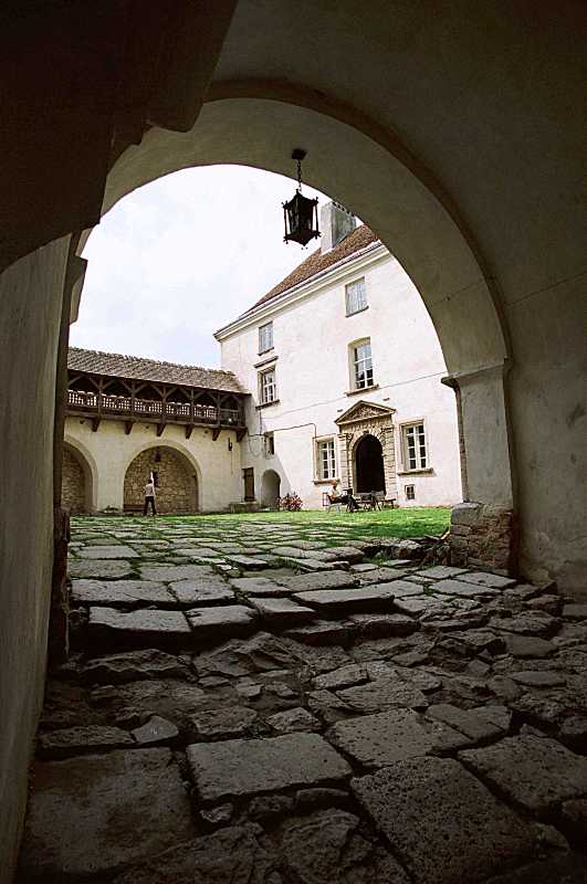 2002 р. Вид на двір крізь браму, зі…