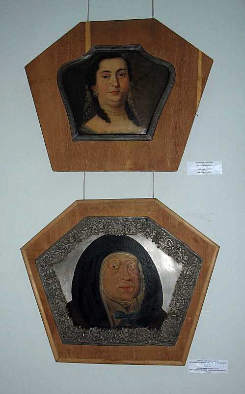 Портрети на труни