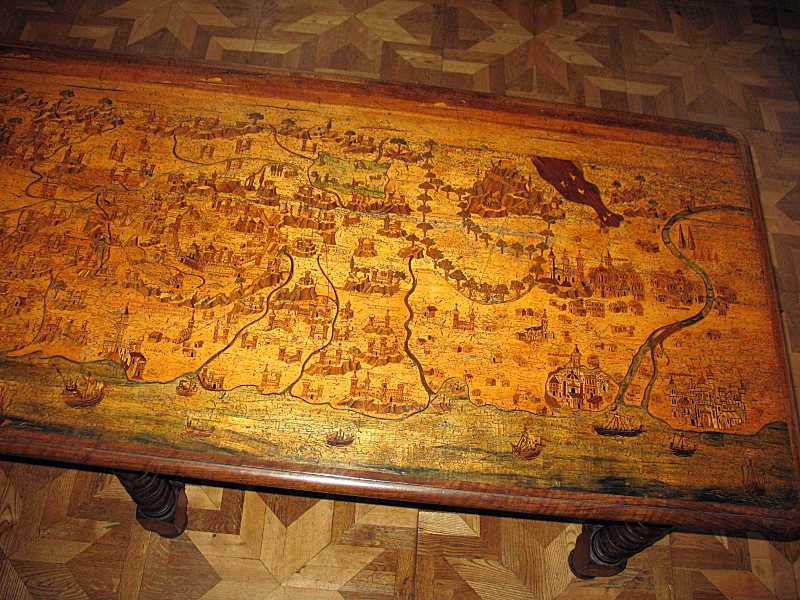 Фото Зенона Боровця і Богдана Тхора, 13 серпня 2009 р. Велике кільце стін… Права частина стола