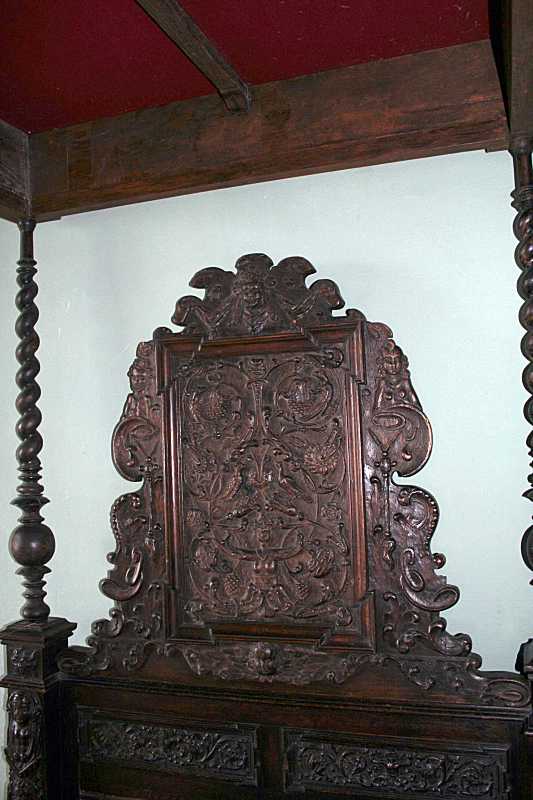 Рельєф над узголов’ям