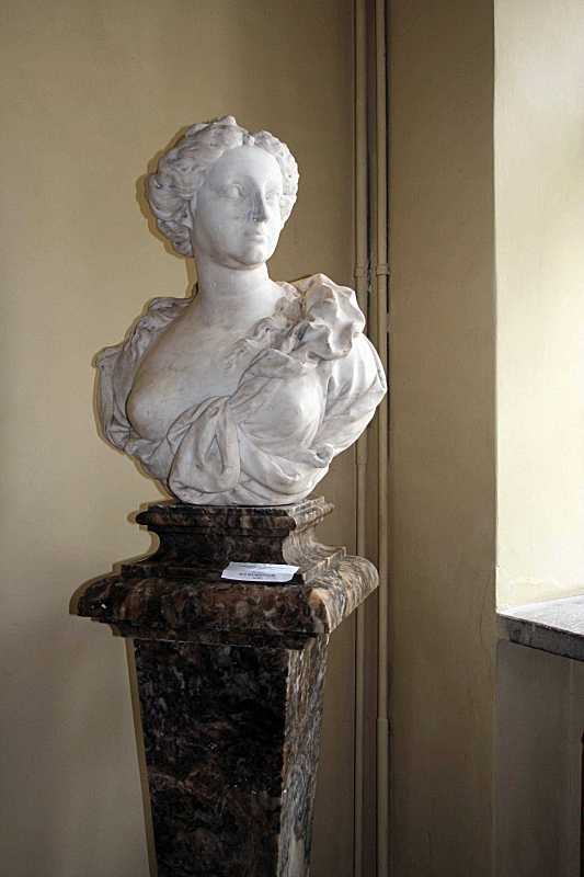 Скульптурний бюст невідомомї жінки