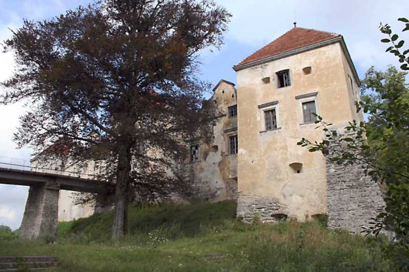 2006 р. Східна башта (праворуч).…
