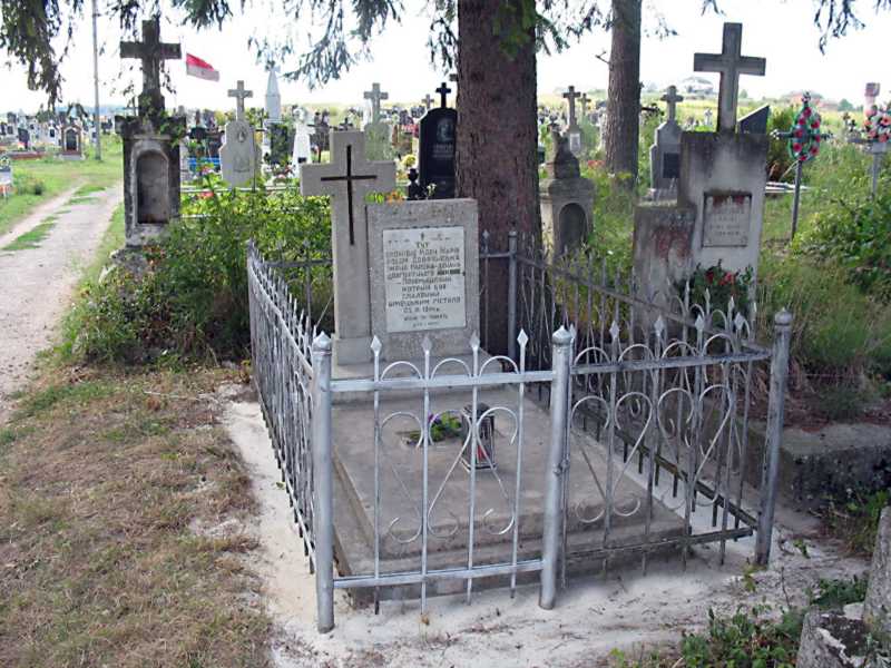 Фото Зенона Боровця і Богдана Тхора, 9 серпня 2012 р. Напис: «Тут спочиває… Могила М. Ковч