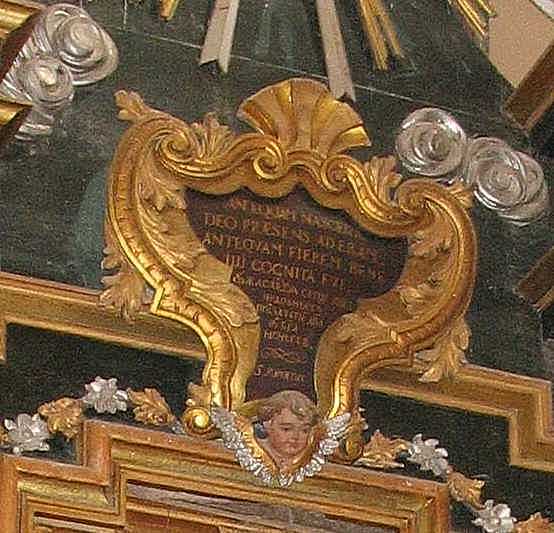 Верхній картуш з латинським написом